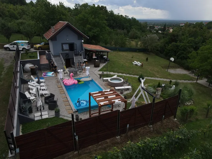 Vacation home with pool, jacuzzi and sauna - Image 1