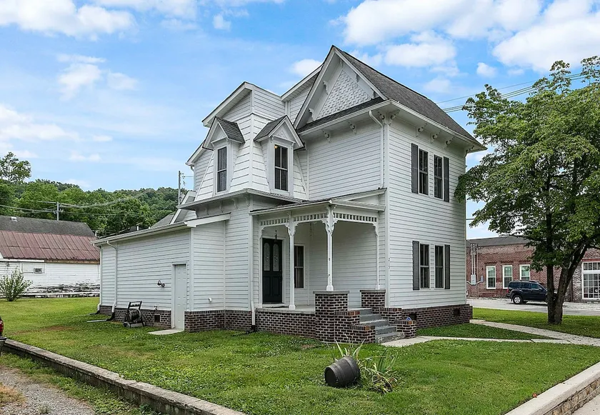 Majestic 1880s Victorian at Windrock Mountain - Image 1