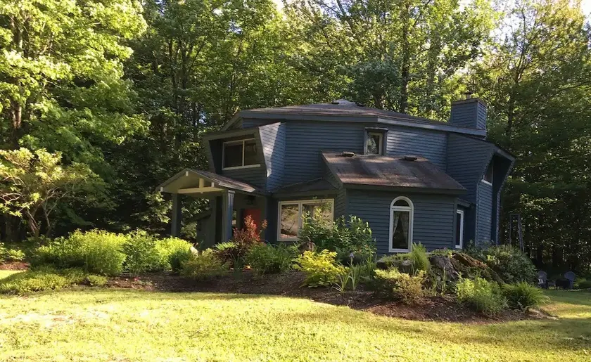 Cozy 3-bedroom home with views of Mt. Mansfield - Image 1