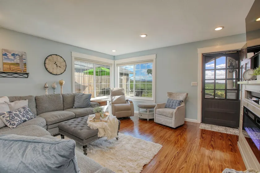 Great outdoor space, King suite, EV Charger, A/C - Image 1