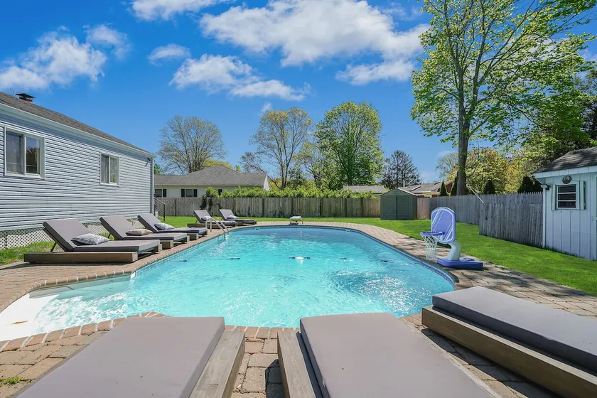 Hamptons Family Getaway. Pool, Mins to Beach - Image 1