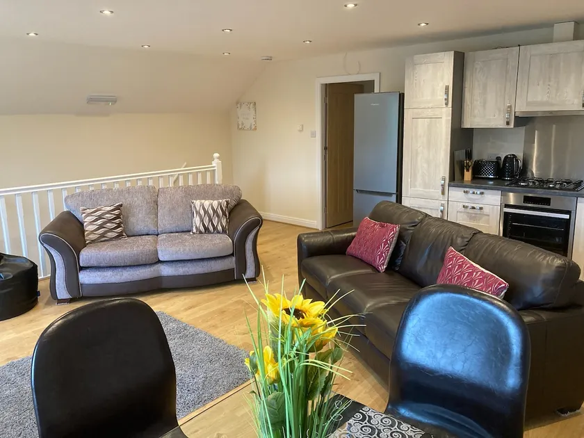 Lovely 2-bedroom apartment in Stamford Bridge - Image 1