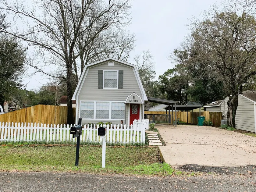 Cozy 3-bedroom home! Walking distance from beach! - Image 1