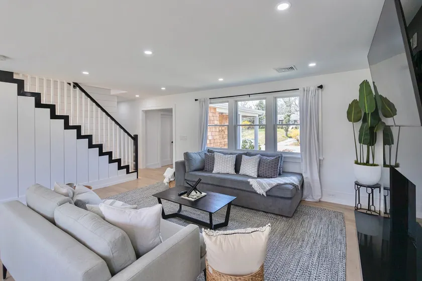 Spacious Modern 5BR • Close to Town & Beach - Image 1