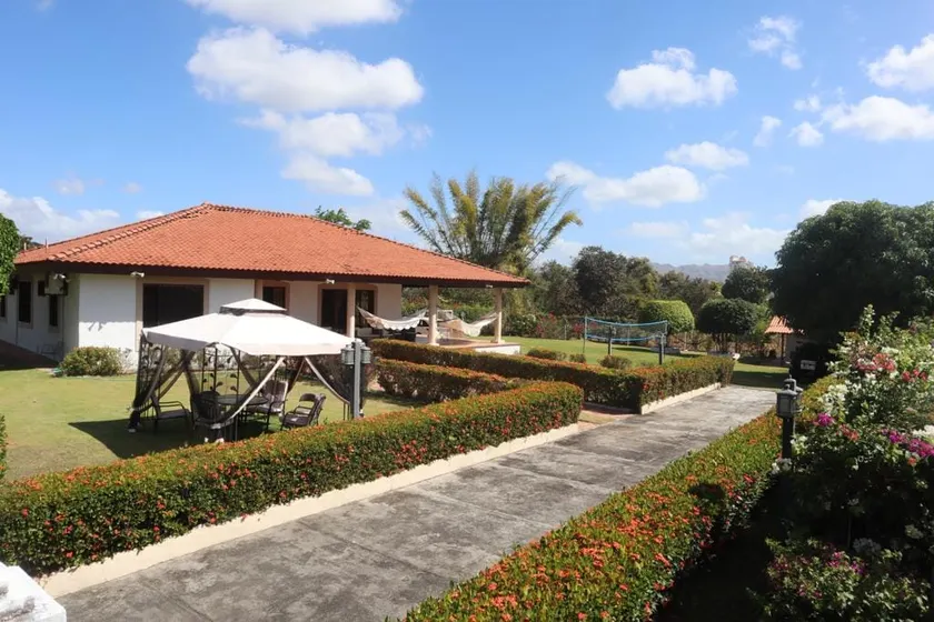 Family retreat with large patio and country air - Image 1