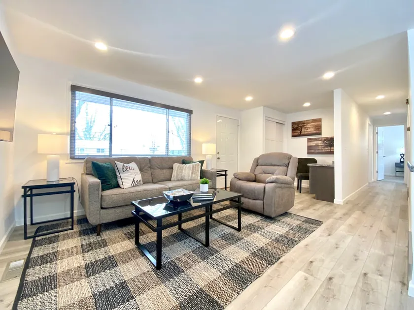 Lighthearted and Bright 2 bedroom home - Image 1