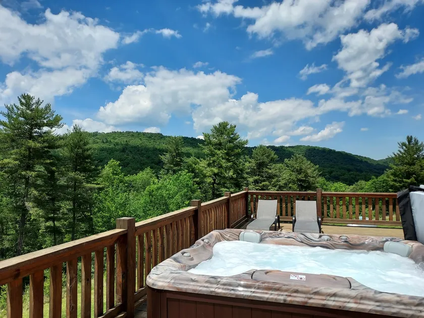 Pine Ridge Manor • A+ Privacy • Pool • BBQ • Games - Image 1