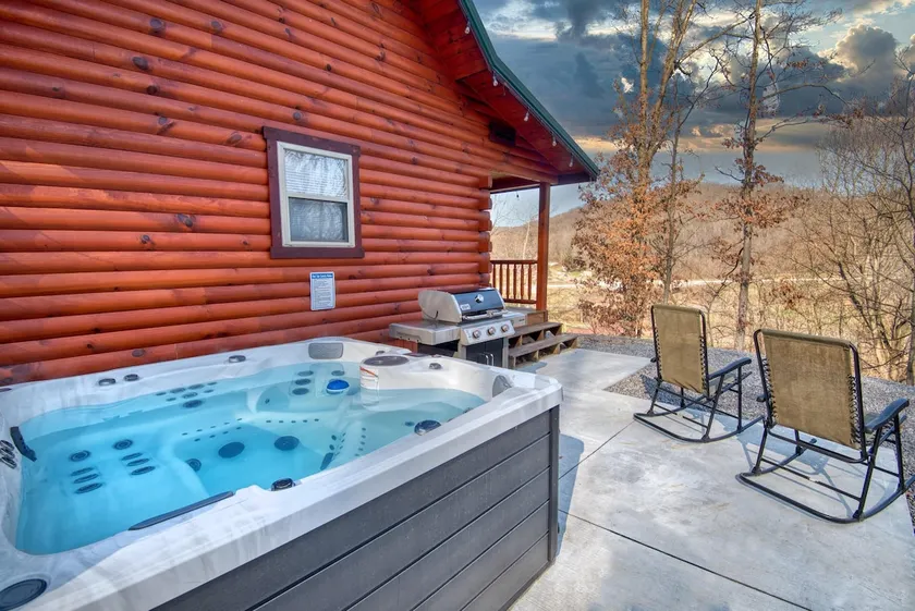 “Lil’ Cabin on the Hill” w Hot Tub and Pool Table - Image 1