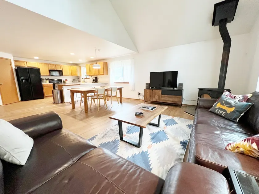Pet friendly & spacious 4 bedroom home w/ hot tub - Image 1