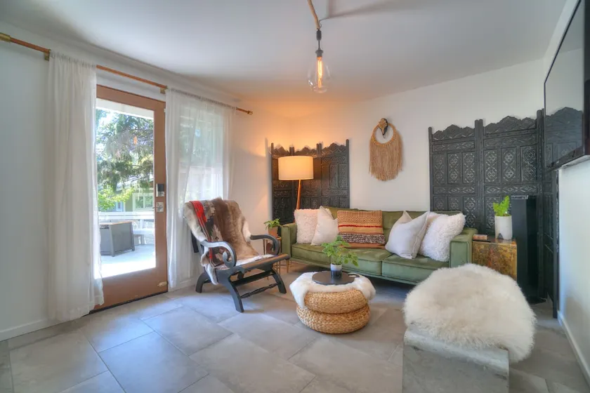 Modern comfort, remodeled, A/C, free parking - Image 1