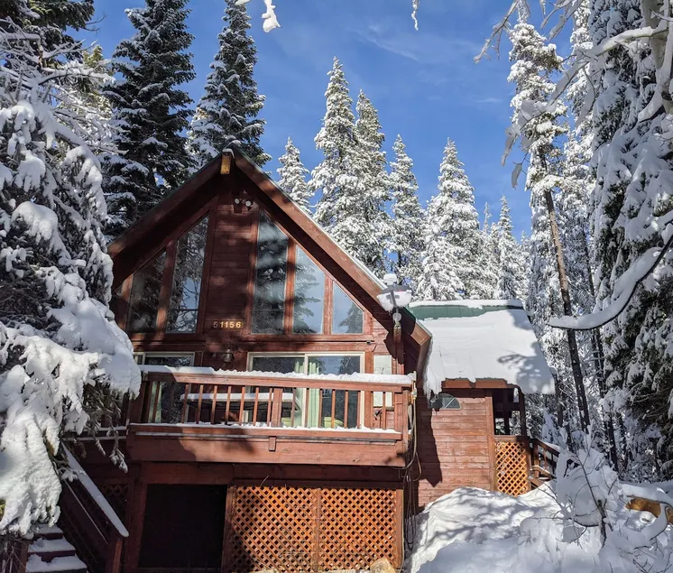 Four seasons Mountain Chalet close to ski resorts - Image 1