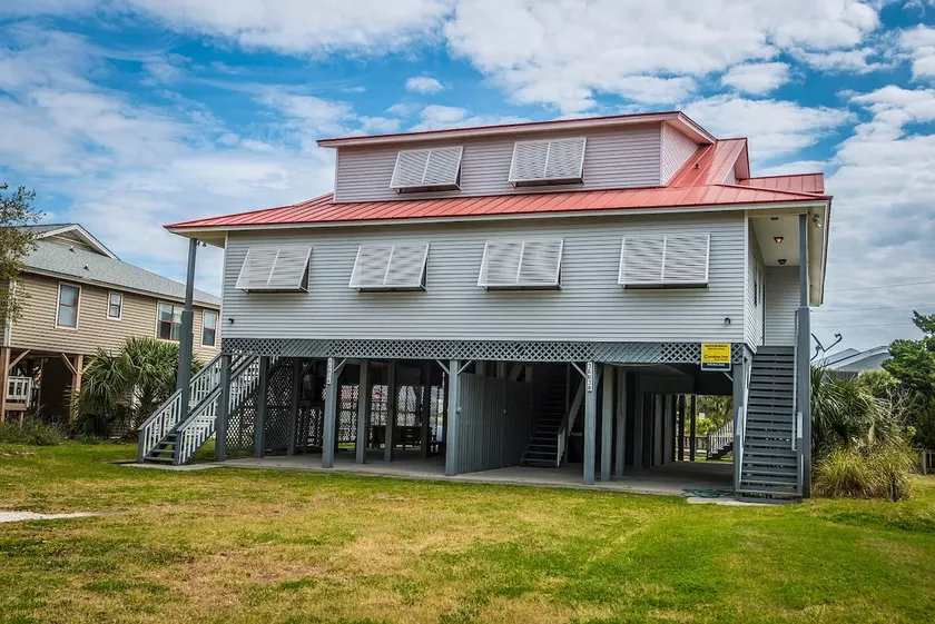 Coastal 5-bed beach house w/ LSV, boat ramp, dock - Image 1