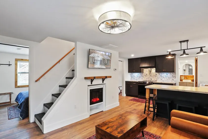 Love's Creekside Cottage - Image 1