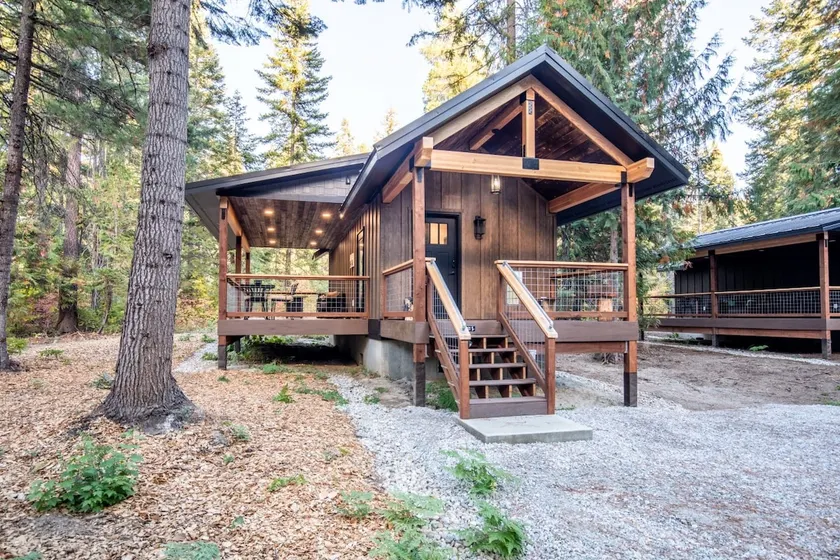 `Bear Den` a Cozy 1 Bedroom tiny Cabin with Hot tub - Image 1