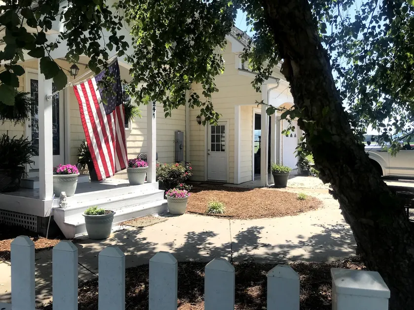 Charming, Quiet, Country Living Minutes to Town - Image 1