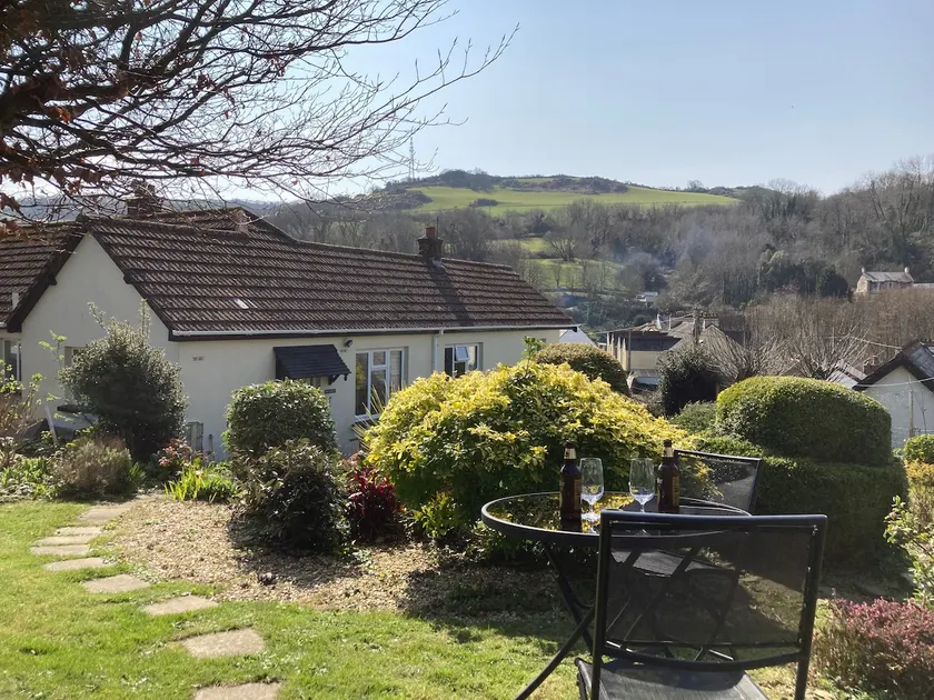 Brambles-Sea,walks,pet friendly,big garden&parking - Image 1