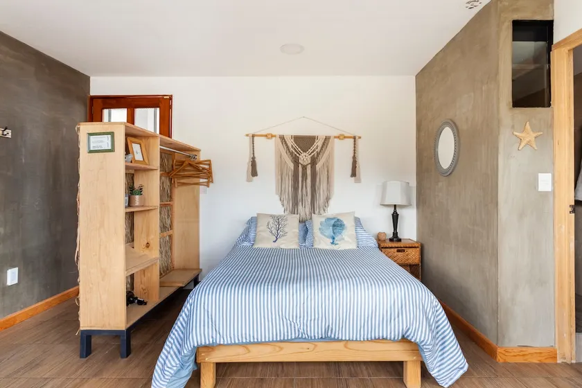 BEACH – Open-Plan Suite with 1 Bed and A/C - Image 1