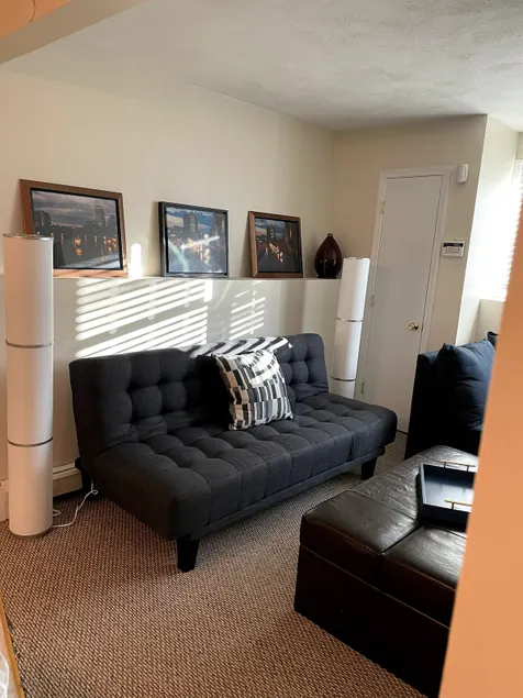 Lovely 2-bedroom rental unit w/ free parking - Image 1