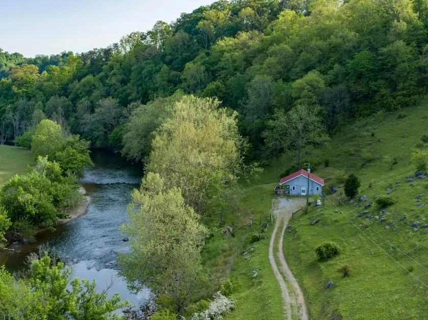 Cozy riverfront cabin on 106 acres near Bristol - Image 1