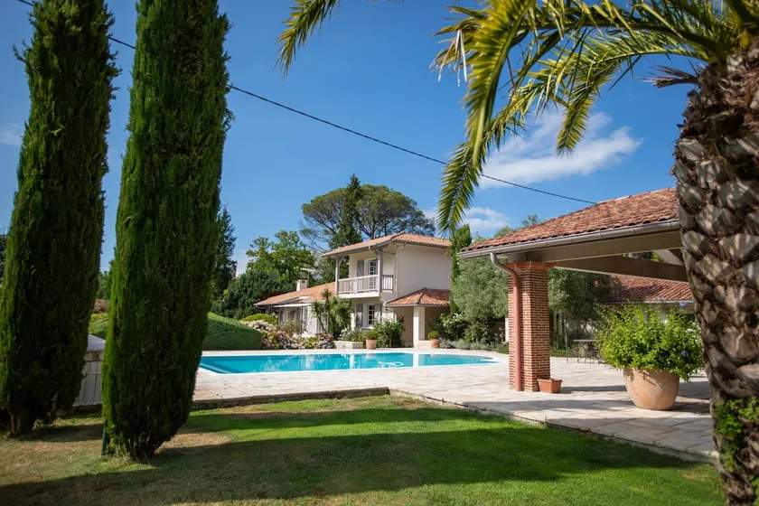 Beautiful 300 m2 luxury villa with jacuzzi pool - Image 1