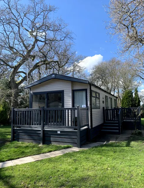 2-Bedroom Lodge in the heart of the New Forest - Image 1