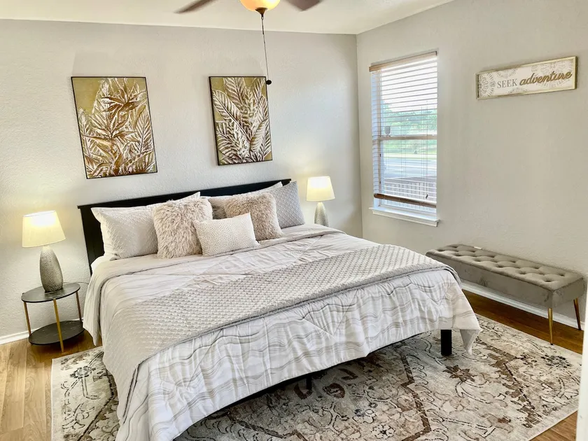 2 minutes from SixFlags/La Cantera/UTSA/TOP GOLF - Image 1