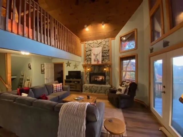 Cabin w/ incredible view Blue Ridge Parkway - Image 1