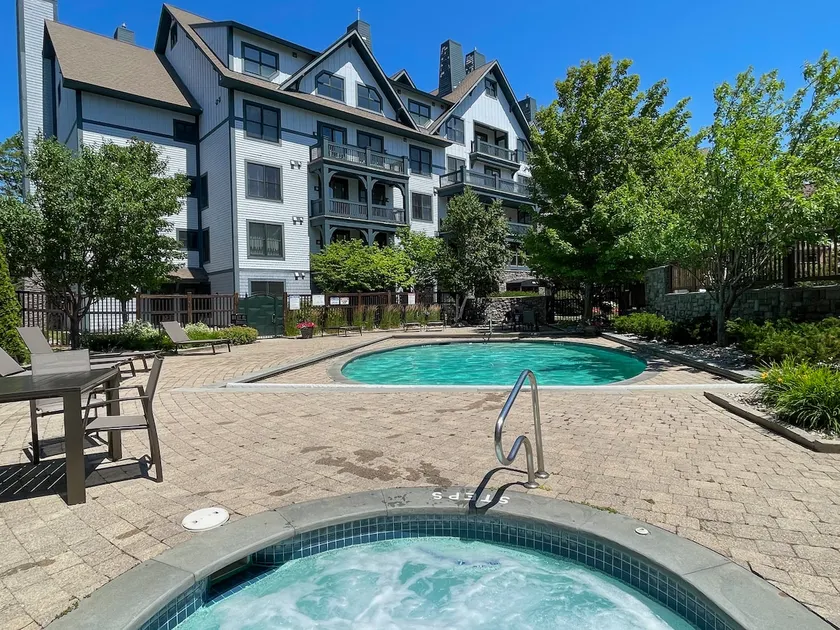Luxury Condo*Hot Tub*Pool*Fireplace*Walk to Lifts*Near Golf Course & Fitness Ctr - Image 1