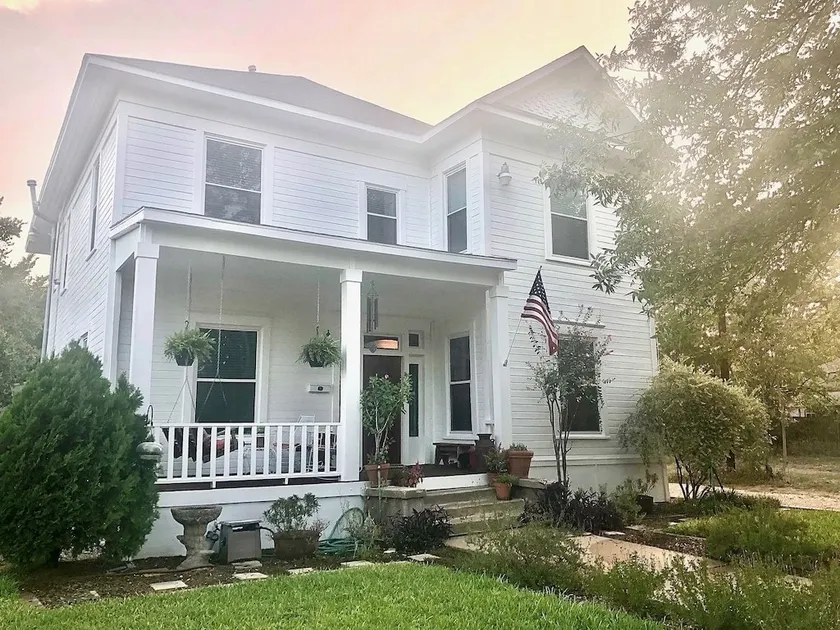 The Conner House-Walk to Magnolia! - Image 1