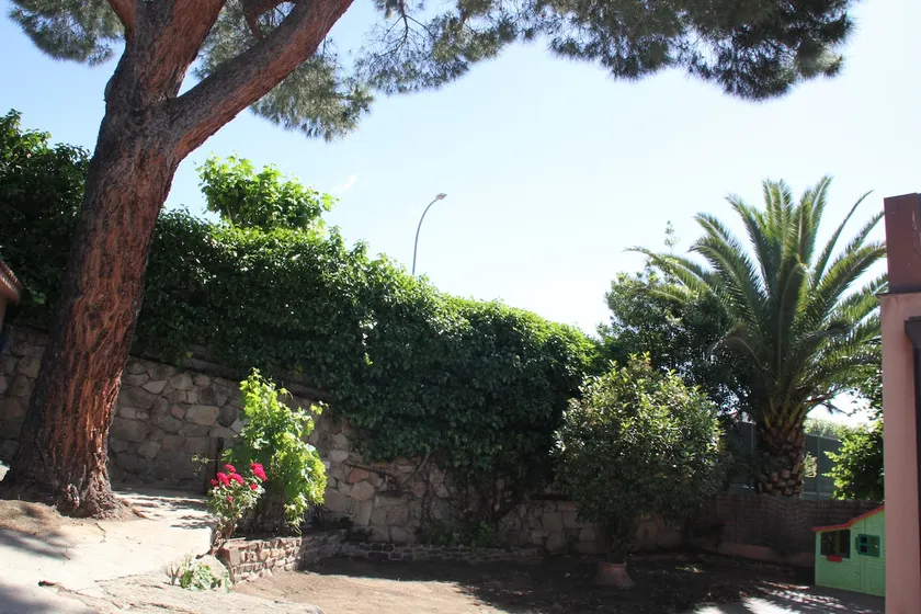 A beautiful house with a garden and a lot of charm - Image 1