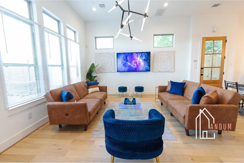 Midtown Haven: Modern 3BR with Outdoor Oasis - Image 1