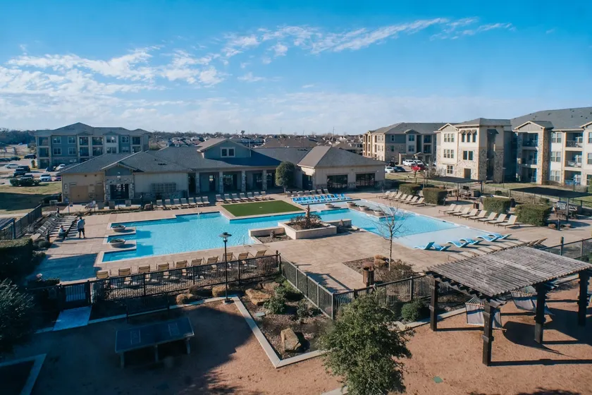 Luxurious get-a-way 2Br-2Ba w/ resort style pool - Image 1