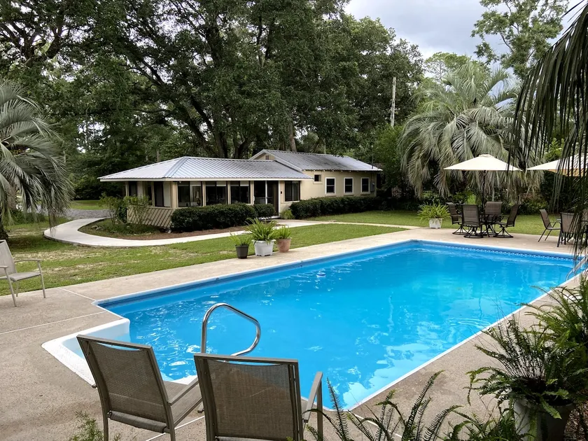 Adorable two bedroom guest house with pool - Image 1