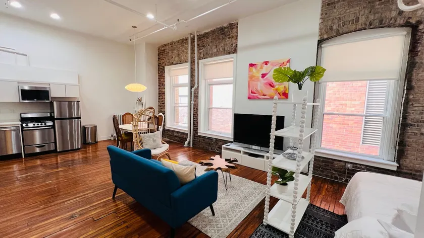 Chic Unit |117| Downtown Des Moines | Free Parking - Image 1