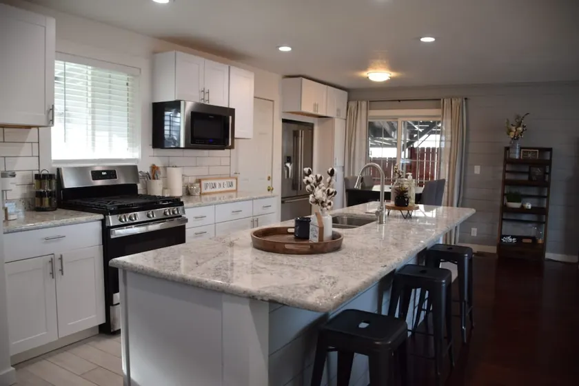”Uptown in K-Town” remodeled with big back yard! - Image 1
