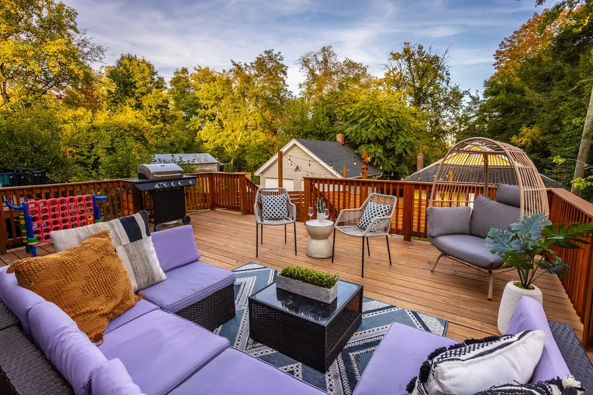 Walk Everywhere-Large Deck-Fire pit-10 min 2 DT - Image 1