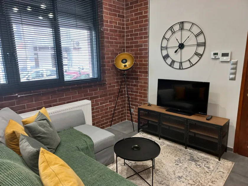Centrally located loft - Image 1