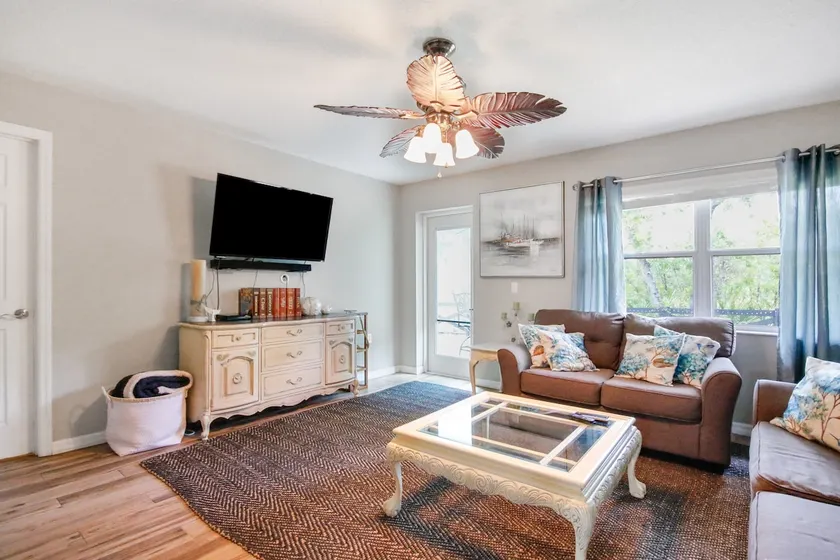 Cheerful 3 bedroom home close to everything - Image 1