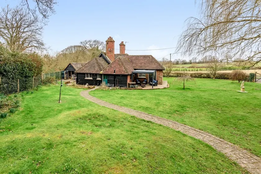 Charming 3 bed lodge house in rural location - Image 1