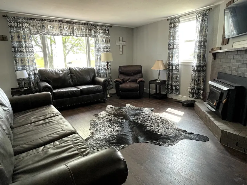 Cozy country 2-bedroom home with a view. - Image 1