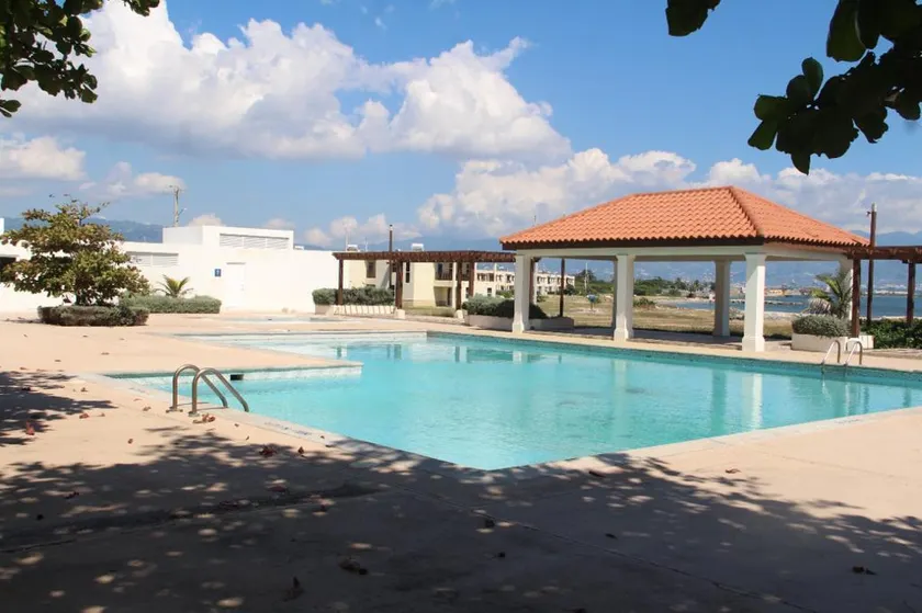 5J Beachfront Apartment - Image 1