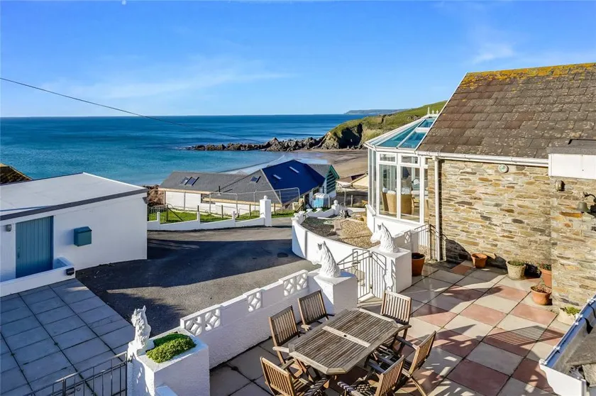 Stunning House Seconds from beach, Sleeps up to 12 - Image 1