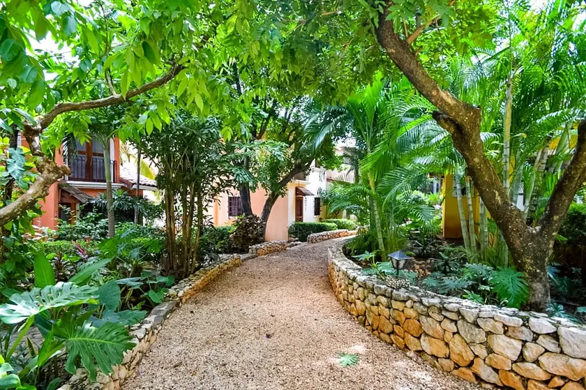 Garden Paradise, Walk to the Beach - Image 1