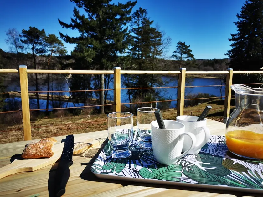 ”LA CABANE” COTTAGE BY THE LAKE - Image 1