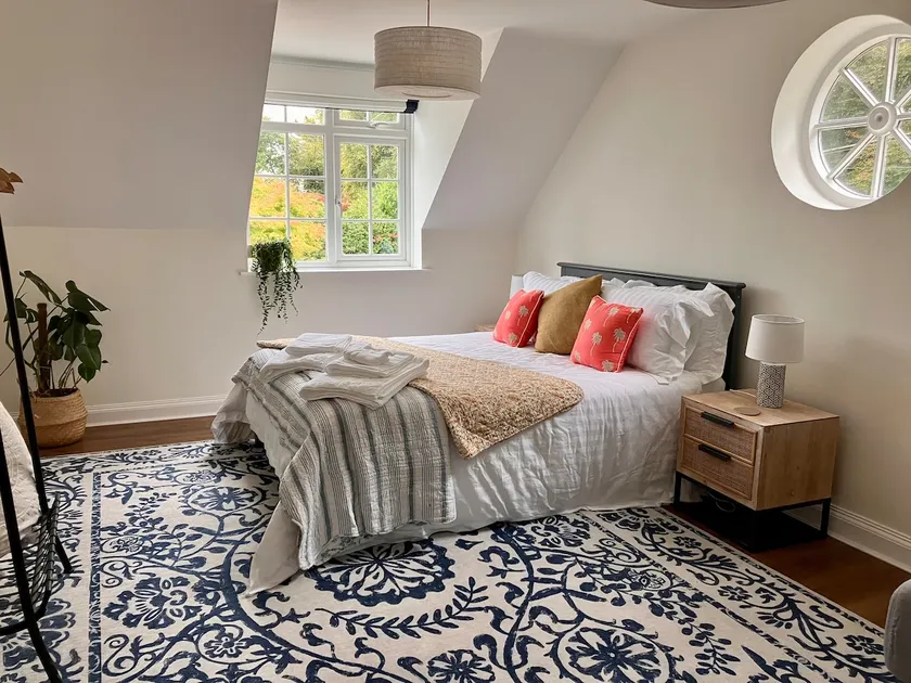Self-contained annexe; good transport connections - Image 1