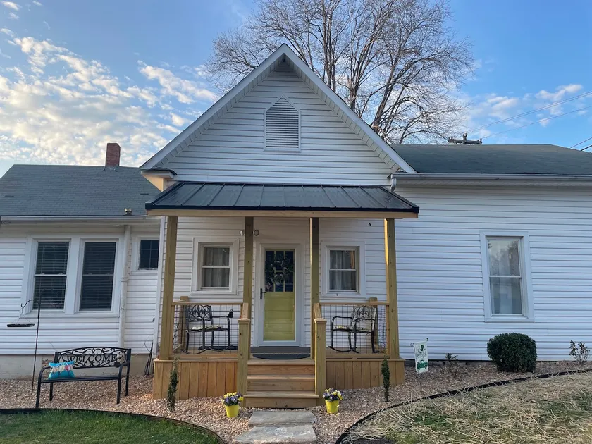 Cheerful & cozy 2 bedroom home in central Elkin - Image 1