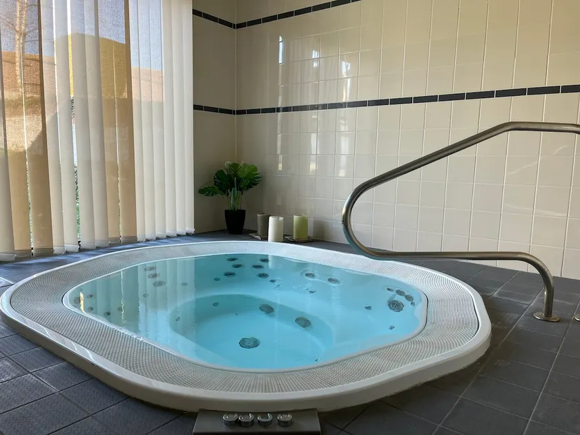 Beautiful single-storey villa with large Jacuzzi - Image 1