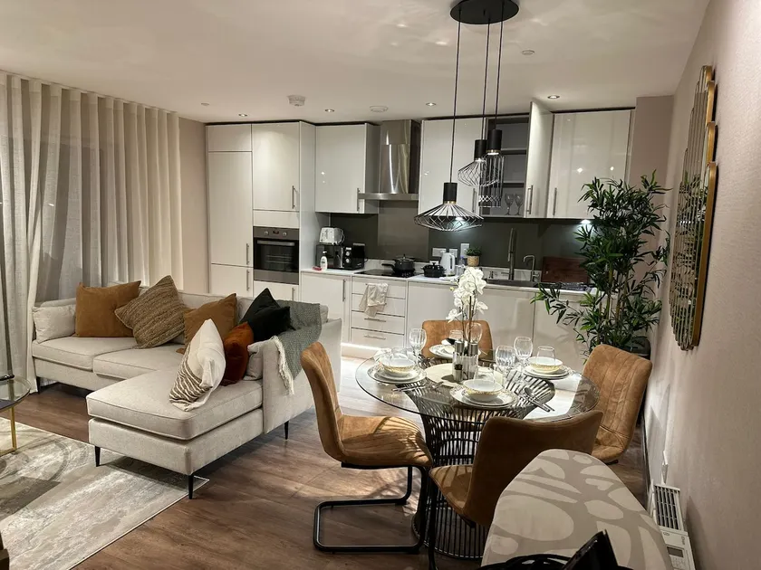 Luxury 2 Bed & 2 Bath Flat with Private Parking - Image 1