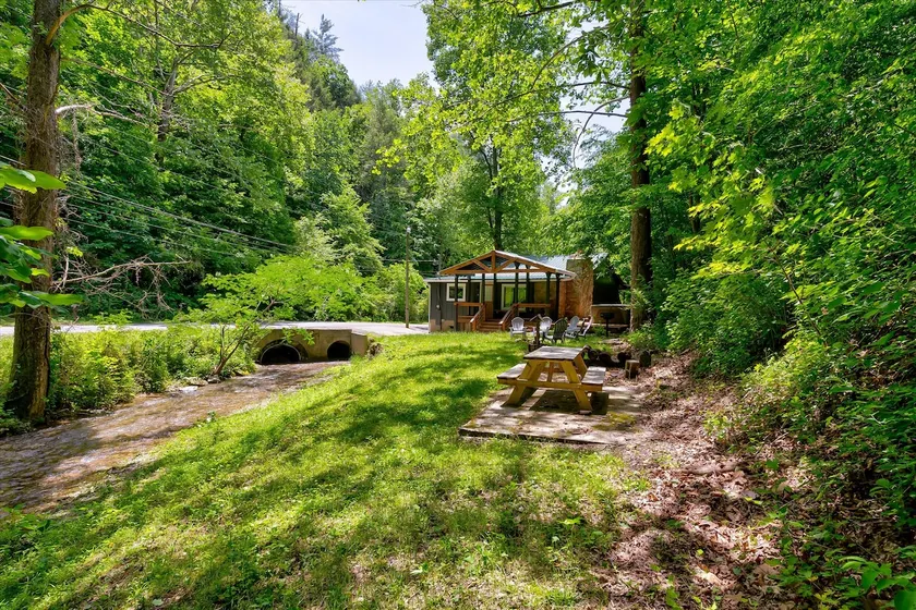 Renovated Creekside Cottage in Townsend - Image 1