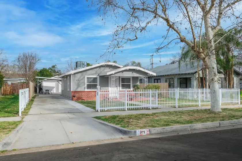 Cozy 2B/1Bth w Spacious Parking inside Fence - Image 1